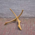 Houten handpanstatief van bamboe voor op de vloer, vooraanzicht