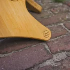 Detail van het bamboe met ingebrand logo op de voet van het handpanstatief