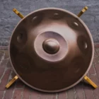 MAG D Kurd handpan, voorkant met de toonvelden