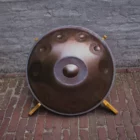 Root Harmonics D Kurd handpan, voorkant met de toonvelden