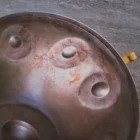 Detail van de patina op het ember steel van een Root Harmonics handpan